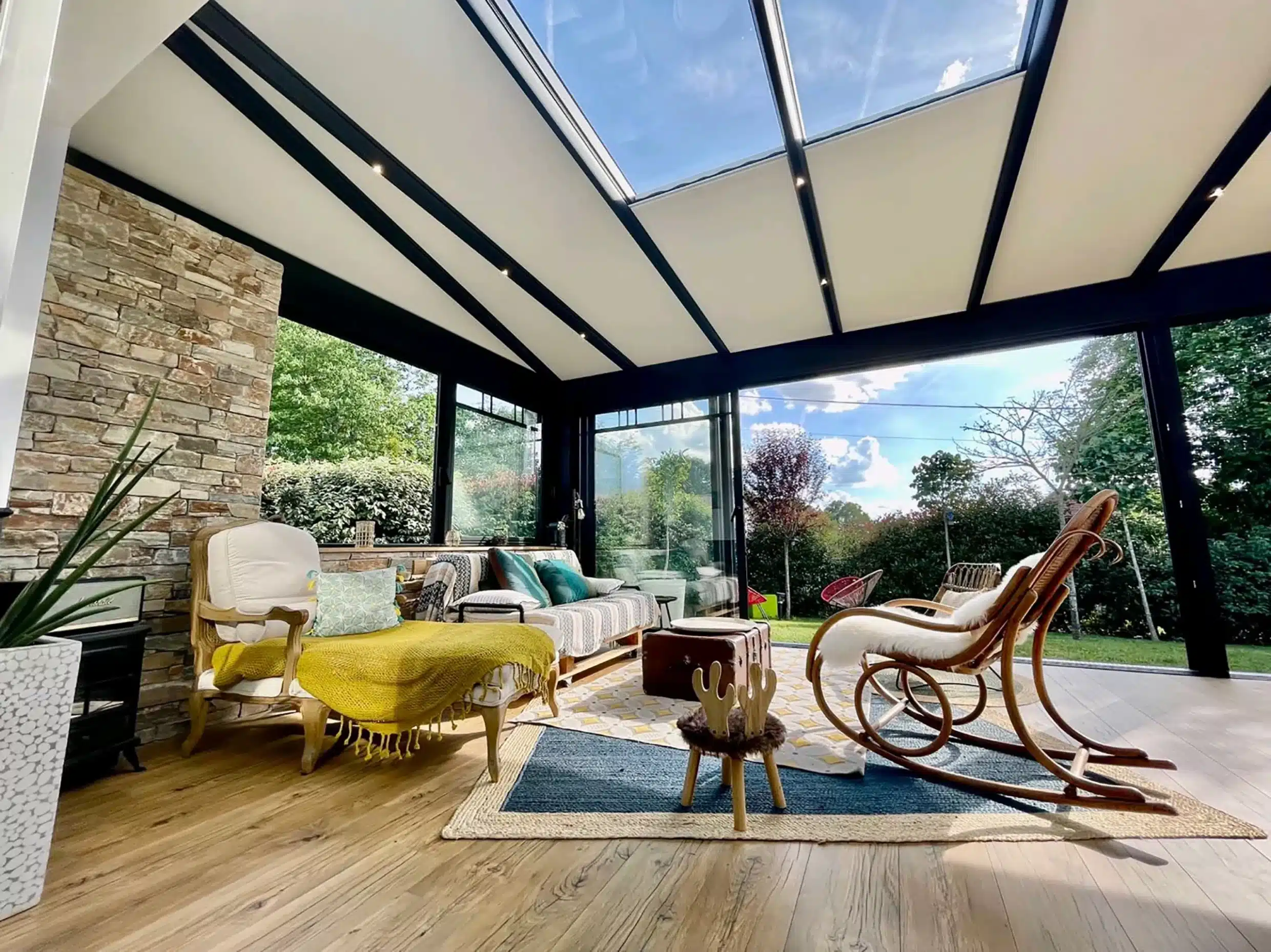 toiture-veranda-panneaux-solaires Optimisez votre toiture de véranda avec des panneaux solaires photovoltaïques