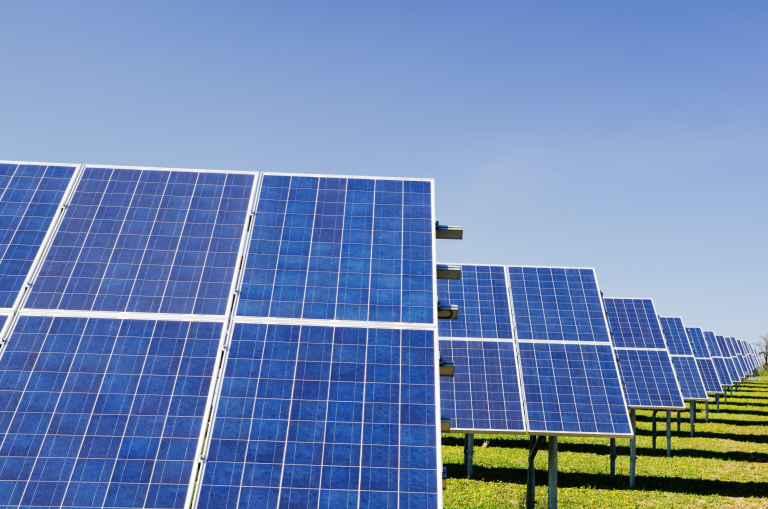 découvrez comment les panneaux solaires peuvent fonctionner même sans ensoleillement direct. apprenez les technologies innovantes qui permettent l'optimisation de l'énergie solaire dans des conditions nuageuses ou ombragées.