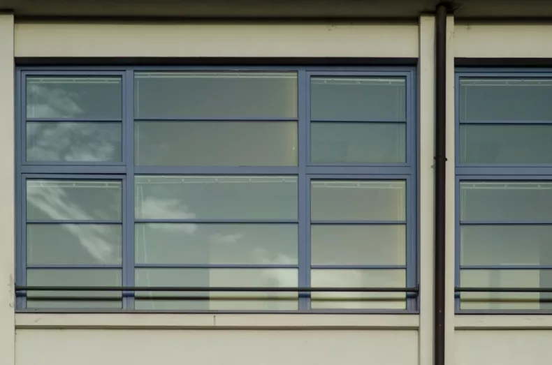 découvrez les avantages des vitres solaires pour optimiser l'efficacité énergétique de votre maison. apprenez comment elles offrent une isolation thermique tout en réduisant votre consommation d'énergie, tout en apportant lumière naturelle et confort.