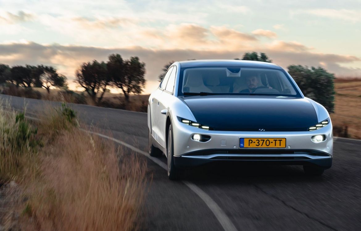 voiture-solaire-8 voiture electrique avec panneau solaire sur le toit