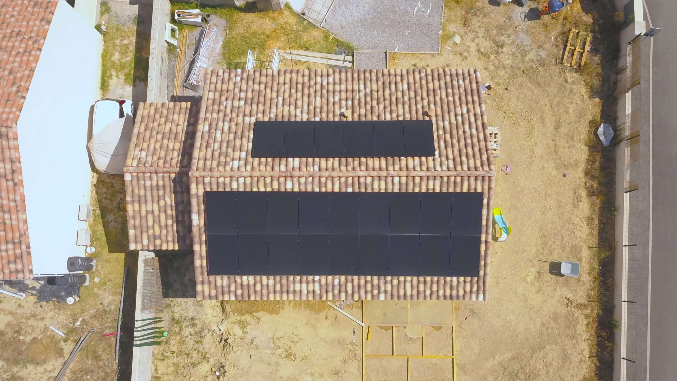 découvrez comment l'autofinancement solaire vous permet d'investir dans des solutions d'énergie renouvelable tout en réduisant vos coûts énergétiques. explorez les avantages financiers et écologiques d'installer des panneaux solaires chez vous.