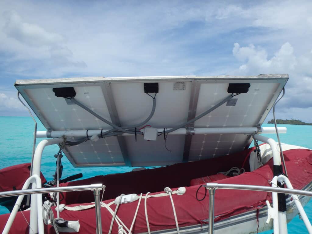découvrez les meilleures solutions de fixation pour panneaux solaires sur bateaux. assurez une installation sûre et durable tout en optimisant l'énergie solaire pour vos aventures en mer.