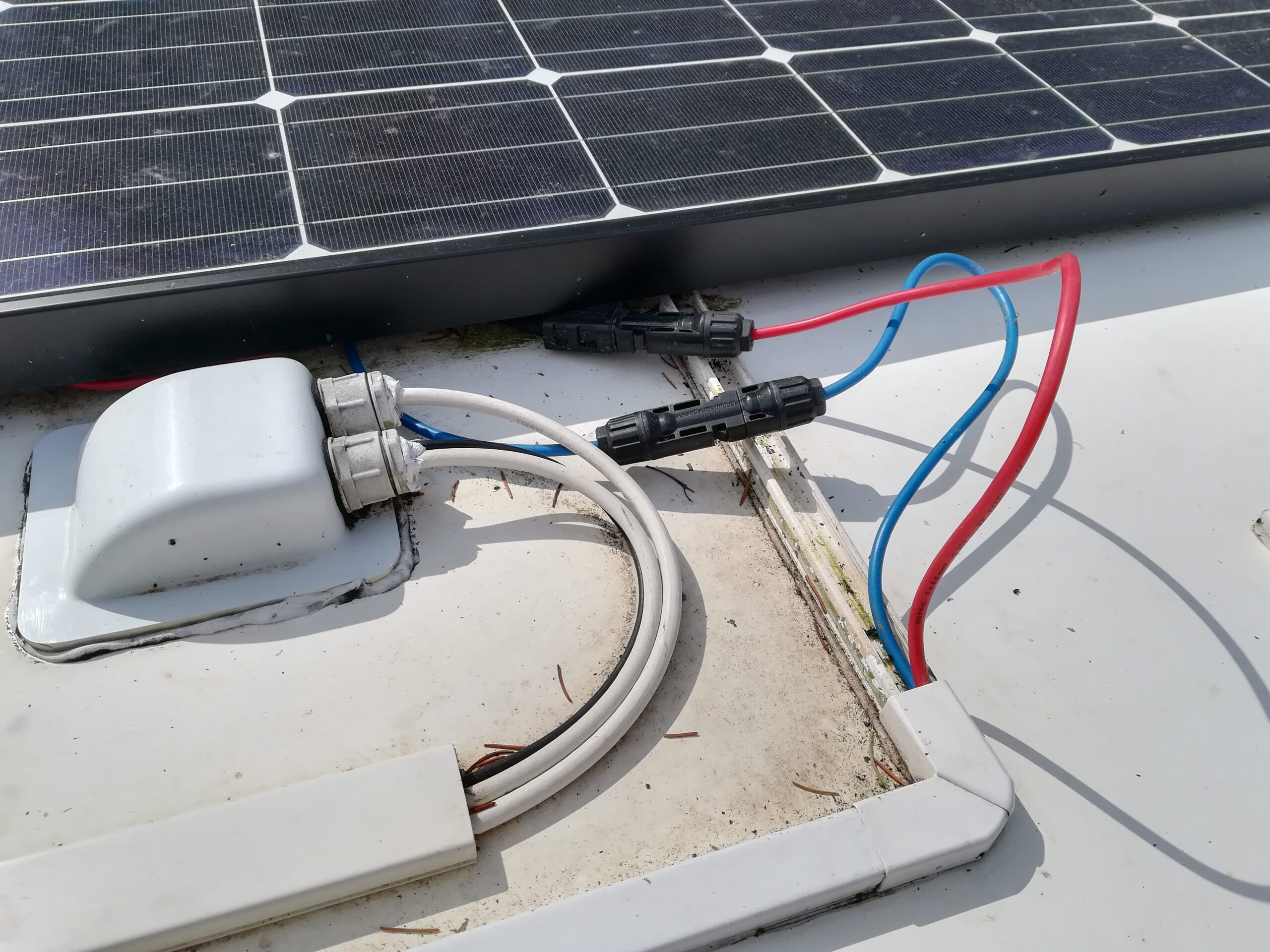 fixer-panneau-solaire-camping-car-1-scaled comment fixer un panneau solaire sur camping car