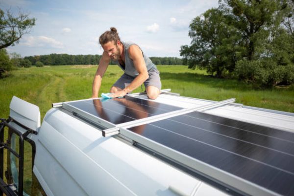 découvrez notre kit solaire spécialement conçu pour les caravanes, offrant une solution autonome et écologique pour alimenter vos appareils lors de vos aventures en plein air. facile à installer et performant, il vous garantit une expérience de voyage inoubliable.