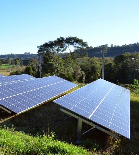 louez un terrain idéal pour installer des panneaux solaires et profitez des avantages de l'énergie renouvelable. obtenez des revenus supplémentaires tout en contribuant à la préservation de l'environnement.