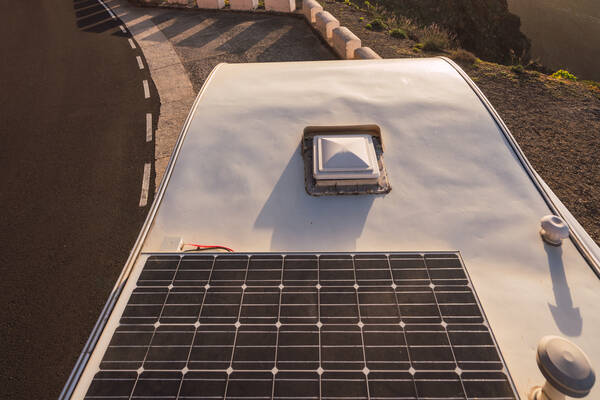 découvrez les avantages des panneaux solaires pour camping-car : énergie propre, autonomie et respect de l'environnement. profitez de vos aventures en toute liberté avec une solution écologique et économique pour alimenter vos appareils.