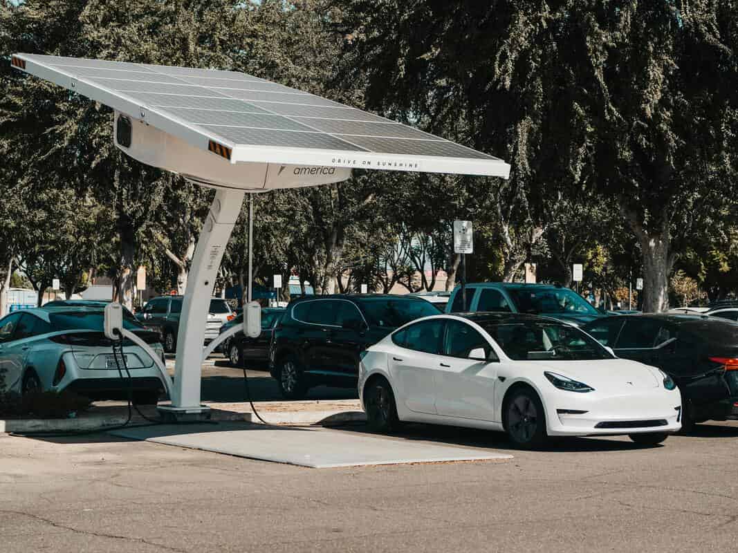 découvrez comment un panneau solaire peut alimenter votre voiture électrique, offrant une solution durable et écologique pour des trajets autonomes et respectueux de l'environnement. optez pour une énergie renouvelable et réduisez votre empreinte carbone tout en profitant d'une conduite innovante.