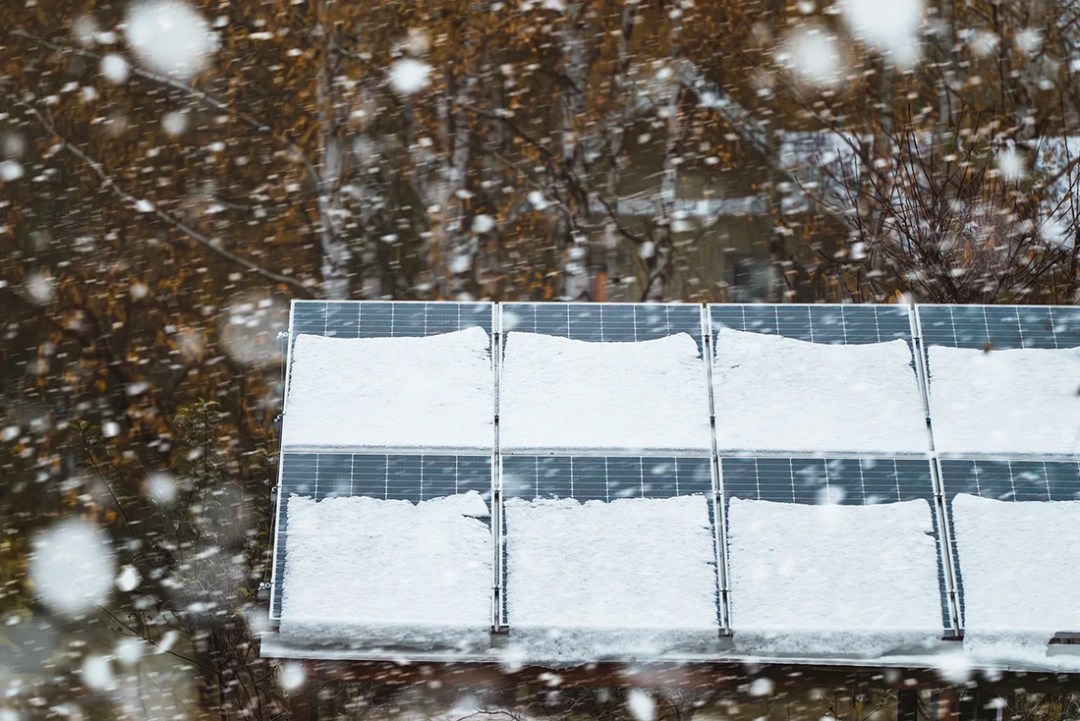 découvrez comment les panneaux solaires fonctionnent en hiver, même par temps froid et nuageux. optimisez votre énergie renouvelable toute l'année avec nos conseils pratiques et solutions adaptées pour maximiser la production d'électricité solaire durant la saison hivernale.
