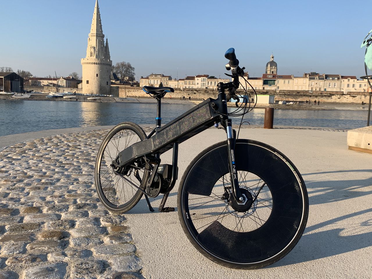 découvrez le vélo solaire, une solution de transport écologique qui allie innovation et respect de l'environnement. profitez de balades en toute autonomie grâce à l'énergie renouvelable, tout en contribuant à la protection de la planète.