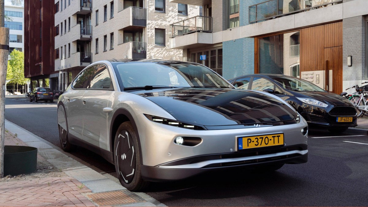 voiture-solaire-4 voiture électrique avec panneau solaire sur le toit