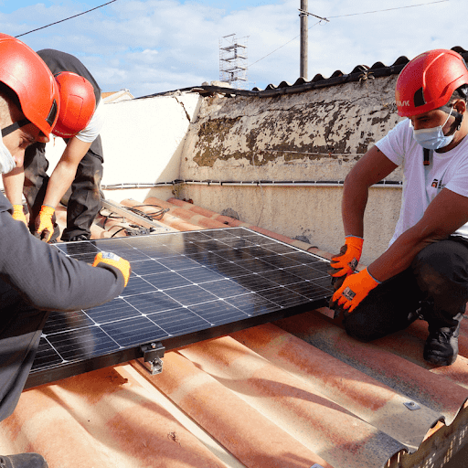 découvrez nos formations photovoltaïques conçues pour vous initier aux technologies solaires. apprenez à concevoir, installer et entretenir des systèmes photovoltaïques, tout en respectant les normes de sécurité et d'efficacité énergétique. rejoignez-nous pour une formation pratique et théorique qui vous préparera à exceller dans le secteur croissant de l'énergie renouvelable.