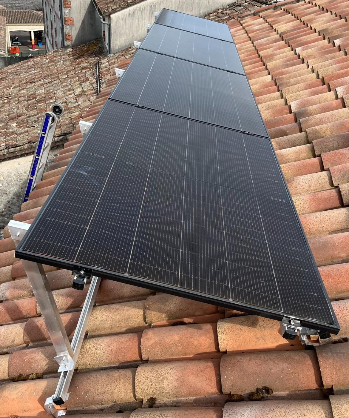 panneaux-solaires-sur-salle-polyvalente-de-fougere-1 Installation de panneaux photovoltaïques sur le toit de la salle polyvalente de Fougeré : une énergie propre au service de la communauté