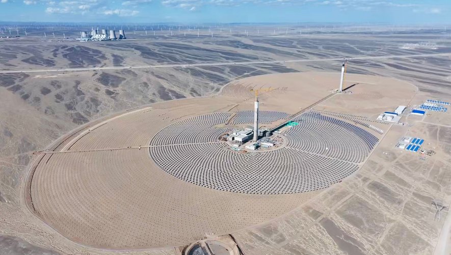 xinjiang-la-chine-fait-dun-desert-petrolier-un-geant-solaire-1 Xinjiang : la Chine transforme un champ pétrolier désertique en un géant mondial des énergies renouvelables grâce aux panneaux solaires