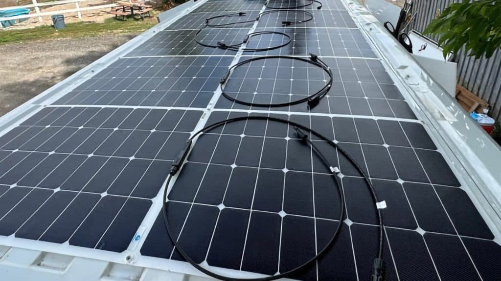 panneau-solaire-tandem-perovskite-silicium-a-326-defficacite-1 Panneau solaire tandem pérovskite-silicium : une efficacité record de 32,6% et un module de 865 W révolutionnent le photovoltaïque